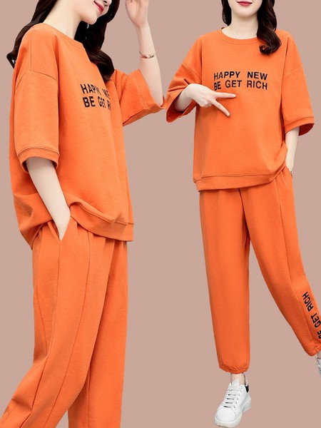 Platus dviejų dalių sportinės aprangos modelis