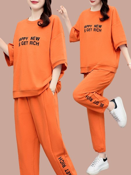 Platus dviejų dalių sportinės aprangos modelis