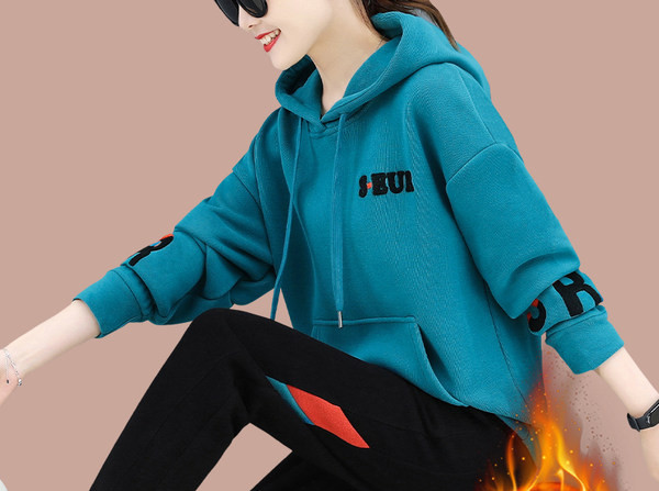 Γυναικείο σετ δύο τεμαχίων με επένδυση με κουκούλα και γράμματα