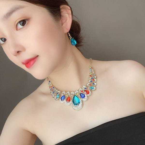 Μοντέρνο γυναικείο κολιέ και σκουλαρίκια σετ με διακοσμητικές πέτρες