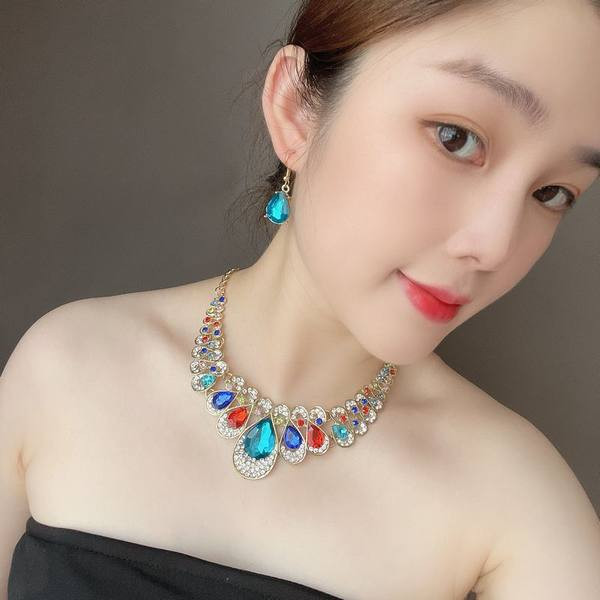 Μοντέρνο γυναικείο κολιέ και σκουλαρίκια σετ με διακοσμητικές πέτρες