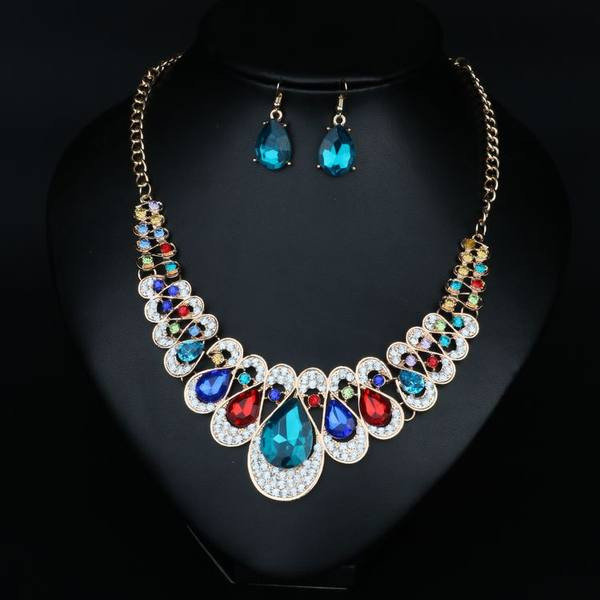 Μοντέρνο γυναικείο κολιέ και σκουλαρίκια σετ με διακοσμητικές πέτρες