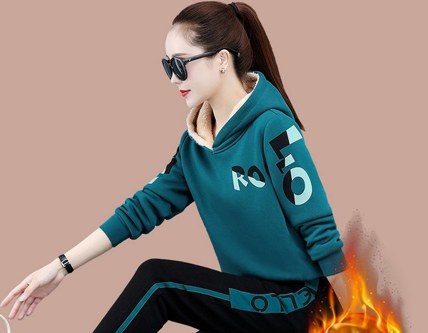 Sieviešu divdaļīgs sporta komplekts ar siltu oderi un kapuci