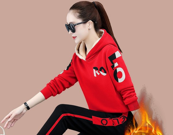 Sieviešu divdaļīgs sporta komplekts ar siltu oderi un kapuci