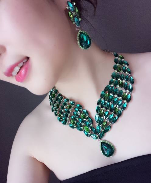 Επίσημο μοντέλο γυναικείο σετ κοσμημάτων σκουλαρίκια και κολιέ με πέτρες