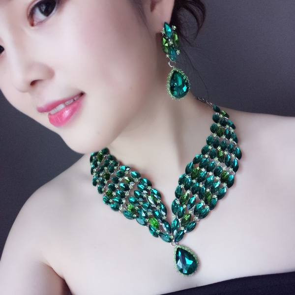 Επίσημο μοντέλο γυναικείο σετ κοσμημάτων σκουλαρίκια και κολιέ με πέτρες