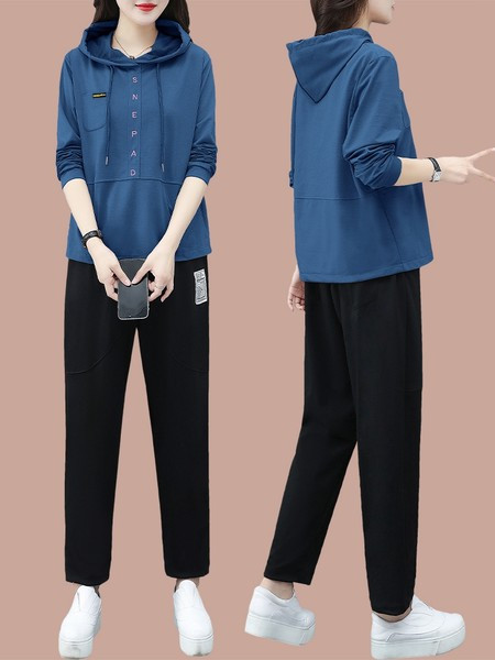 Γυναικείο σετ δύο τεμαχίων με κουκούλα και λογότυπο