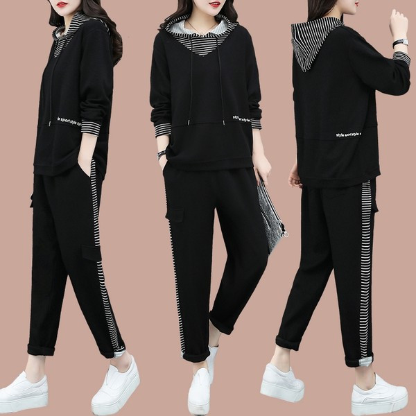 Γυναικείο αθλητικό σετ  με κουκούλα και κορδόνια που αποτελείται από δύο μέρη