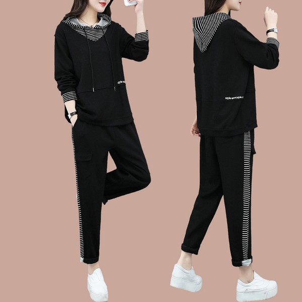 Γυναικείο αθλητικό σετ  με κουκούλα και κορδόνια που αποτελείται από δύο μέρη