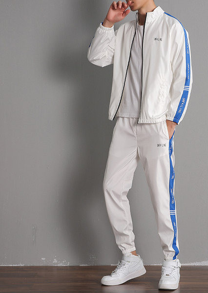 Σπορ ανδρικό σετ που αποτελείται από δύο μέρη με piping και γράμματα