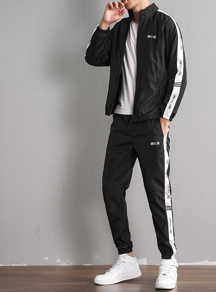 Σπορ ανδρικό σετ που αποτελείται από δύο μέρη με piping και γράμματα