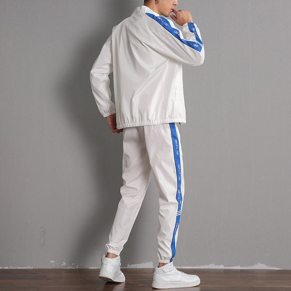 Σπορ ανδρικό σετ που αποτελείται από δύο μέρη με piping και γράμματα