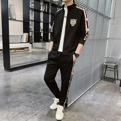 Sportos férfi tréningruha pipával