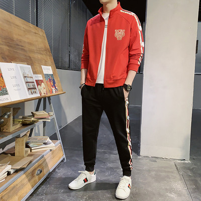 Sportos férfi tréningruha pipával