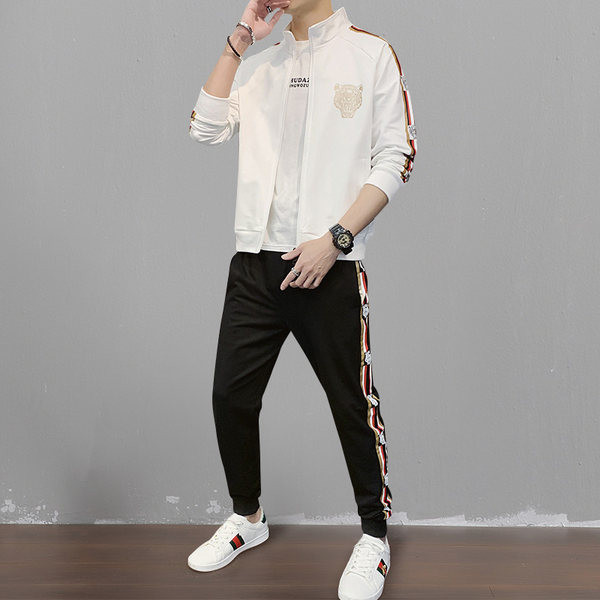 Sportos férfi tréningruha pipával