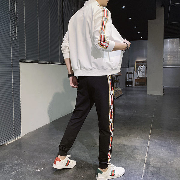 Sportos férfi tréningruha pipával