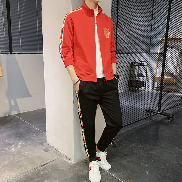 Sportos férfi tréningruha pipával