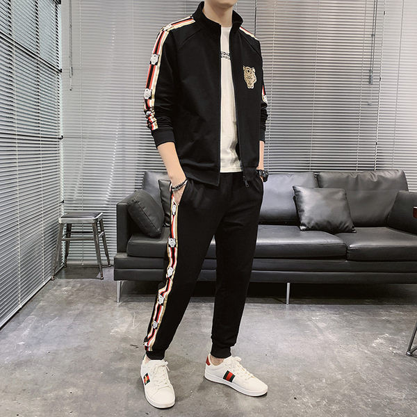 Sportos férfi tréningruha pipával