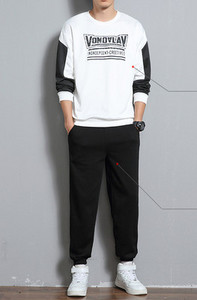 Sportos férfi viselet nyomott blúzból és alsóból