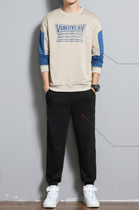 Sportos férfi viselet nyomott blúzból és alsóból