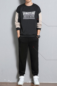 Sportos férfi viselet nyomott blúzból és alsóból