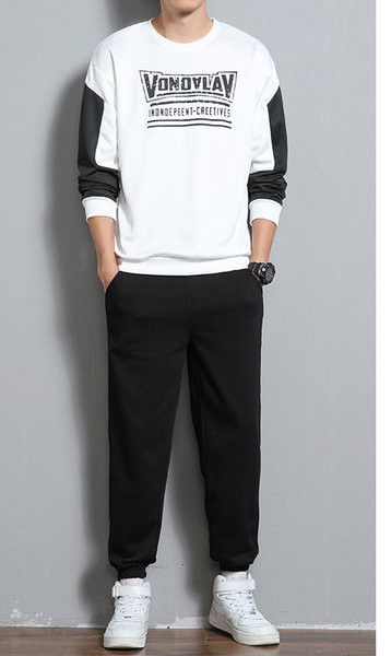 Sportos férfi viselet nyomott blúzból és alsóból