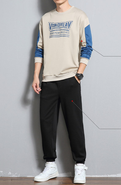 Sportos férfi viselet nyomott blúzból és alsóból