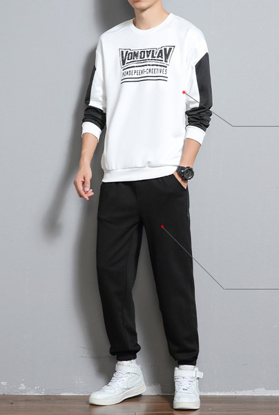 Sportos férfi viselet nyomott blúzból és alsóból