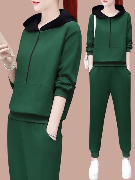 Κλασικό αθλητικό-casual γυναικείο σετ που αποτελείται από δύο μέρη