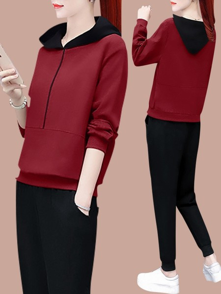 Κλασικό αθλητικό-casual γυναικείο σετ που αποτελείται από δύο μέρη