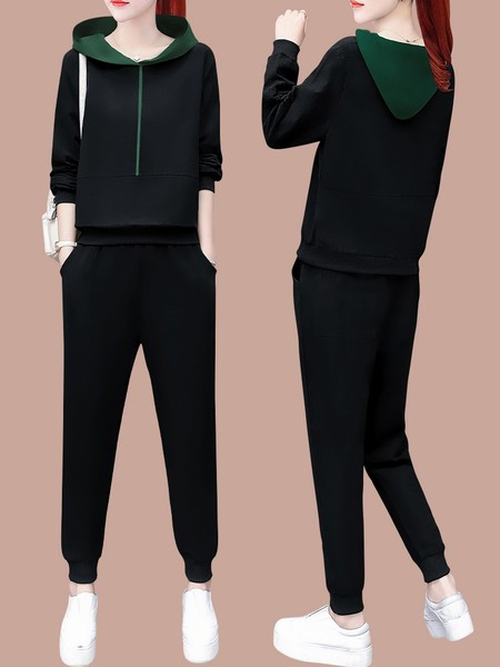 Κλασικό αθλητικό-casual γυναικείο σετ που αποτελείται από δύο μέρη