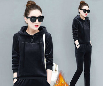 Γυναικείο σετ που αποτελείται από δύο μέρη φθινόπωρο-χειμώνα με γράμματα