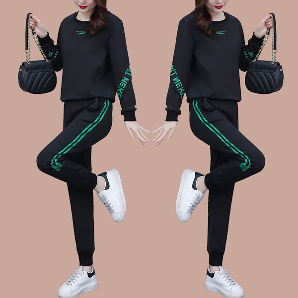 Sieviešu tērps ar garām piedurknēm un kabatu