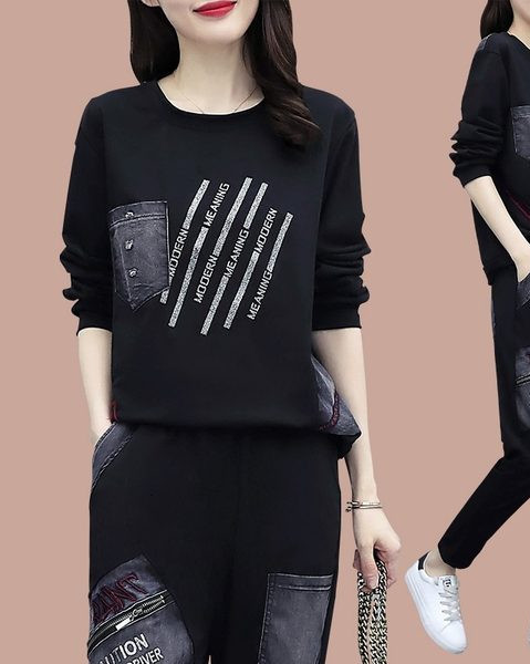 Sieviešu sporta divdaļīgs komplekts ar ovālu kakla izgriezumu un apdrukātu augšdaļu un apakšu ar kabatu