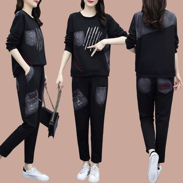 Sieviešu sporta divdaļīgs komplekts ar ovālu kakla izgriezumu un apdrukātu augšdaļu un apakšu ar kabatu