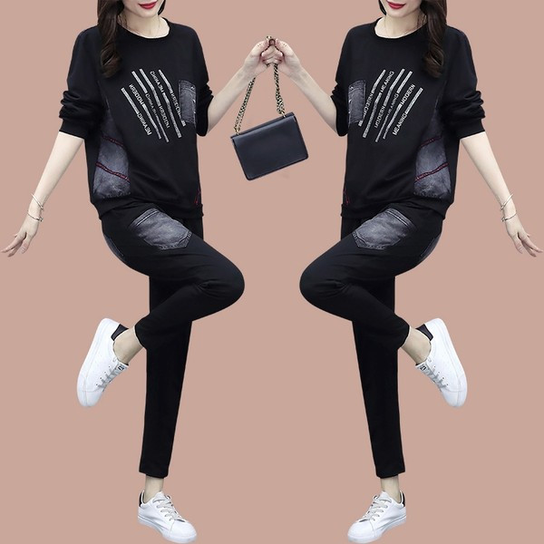 Sieviešu sporta divdaļīgs komplekts ar ovālu kakla izgriezumu un apdrukātu augšdaļu un apakšu ar kabatu