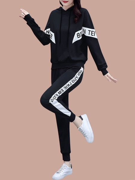 Divdaļīgs sieviešu sporta apģērbu komplekts ar kapuci