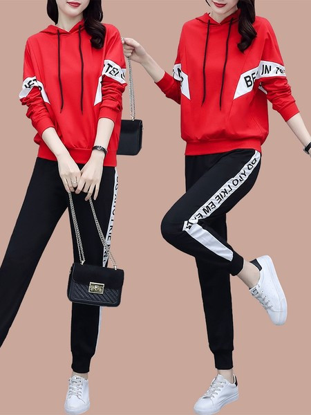 Divdaļīgs sieviešu sporta apģērbu komplekts ar kapuci