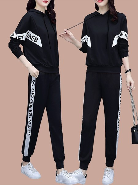 Divdaļīgs sieviešu sporta apģērbu komplekts ar kapuci