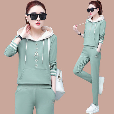 Γυναικεία αθλητική φόρμα σε δύο μέρη με κουκούλα