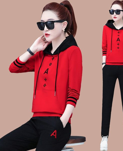 Γυναικεία αθλητική φόρμα σε δύο μέρη με κουκούλα