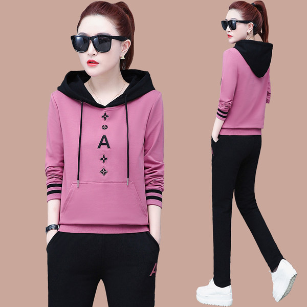Γυναικεία αθλητική φόρμα σε δύο μέρη με κουκούλα
