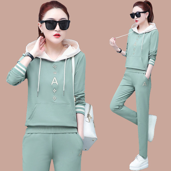 Γυναικεία αθλητική φόρμα σε δύο μέρη με κουκούλα