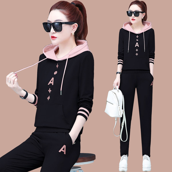 Γυναικεία αθλητική φόρμα σε δύο μέρη με κουκούλα