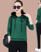 Moderna jesenska dvodijelna kombinacija s gornjim dijelom s kapuljačom i donjim dijelom s džepom