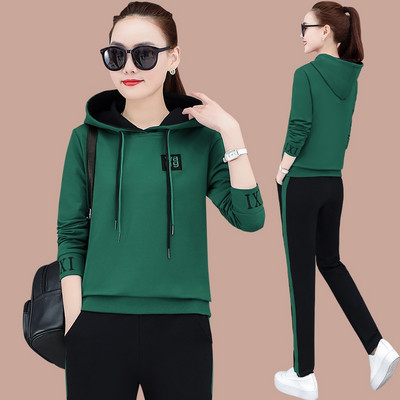 Moderna jesenska dvodijelna kombinacija s gornjim dijelom s kapuljačom i donjim dijelom s džepom