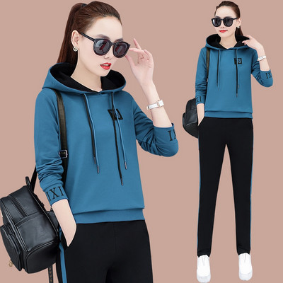 Moderna jesenska dvodijelna kombinacija s gornjim dijelom s kapuljačom i donjim dijelom s džepom