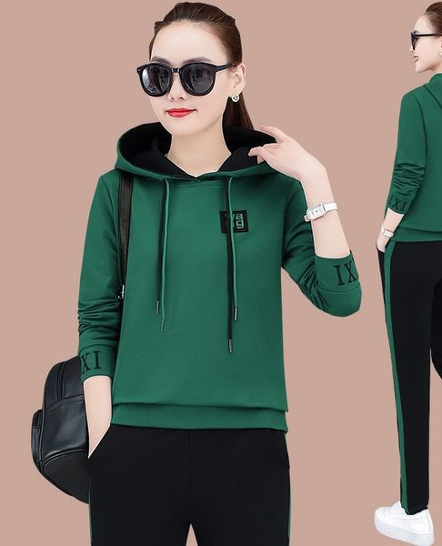 Moderna jesenska dvodijelna kombinacija s gornjim dijelom s kapuljačom i donjim dijelom s džepom