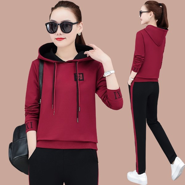 Moderna jesenska dvodijelna kombinacija s gornjim dijelom s kapuljačom i donjim dijelom s džepom