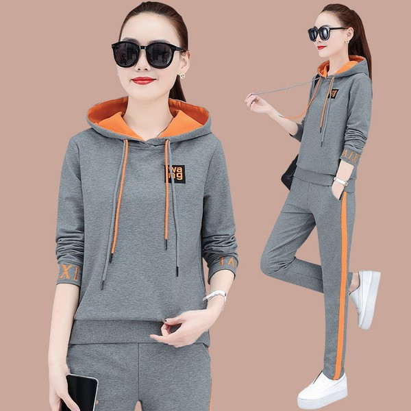 Moderna jesenska dvodijelna kombinacija s gornjim dijelom s kapuljačom i donjim dijelom s džepom